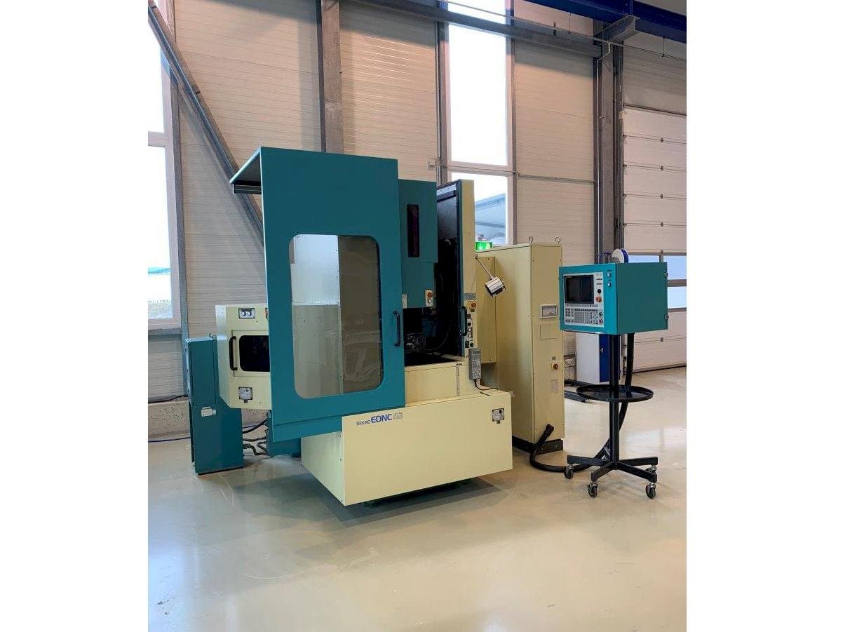 Vooraanzicht van Makino EDNC43 machine