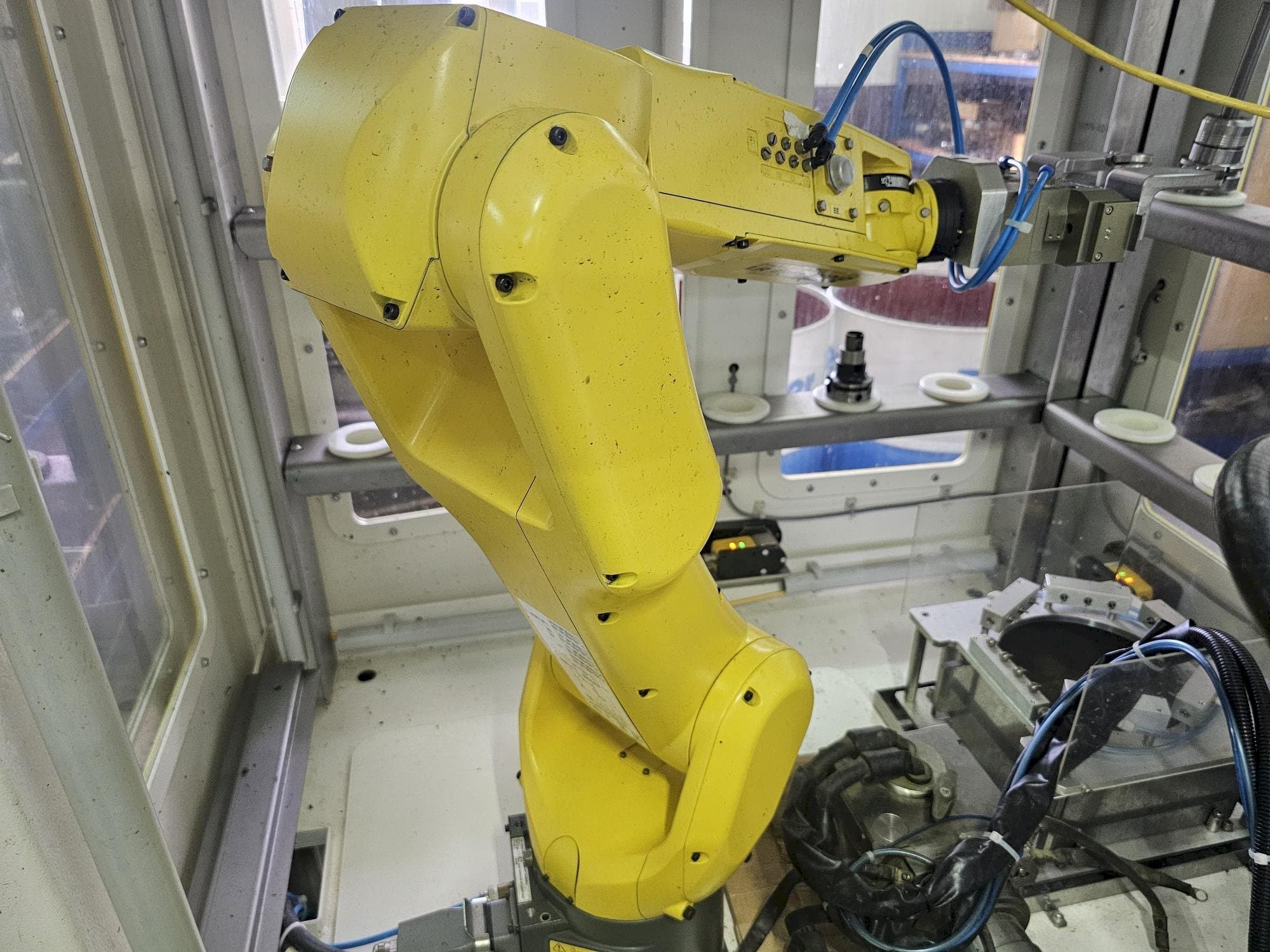 Vooraanzicht  van FANUC LR Mate 200 id 7L  machine