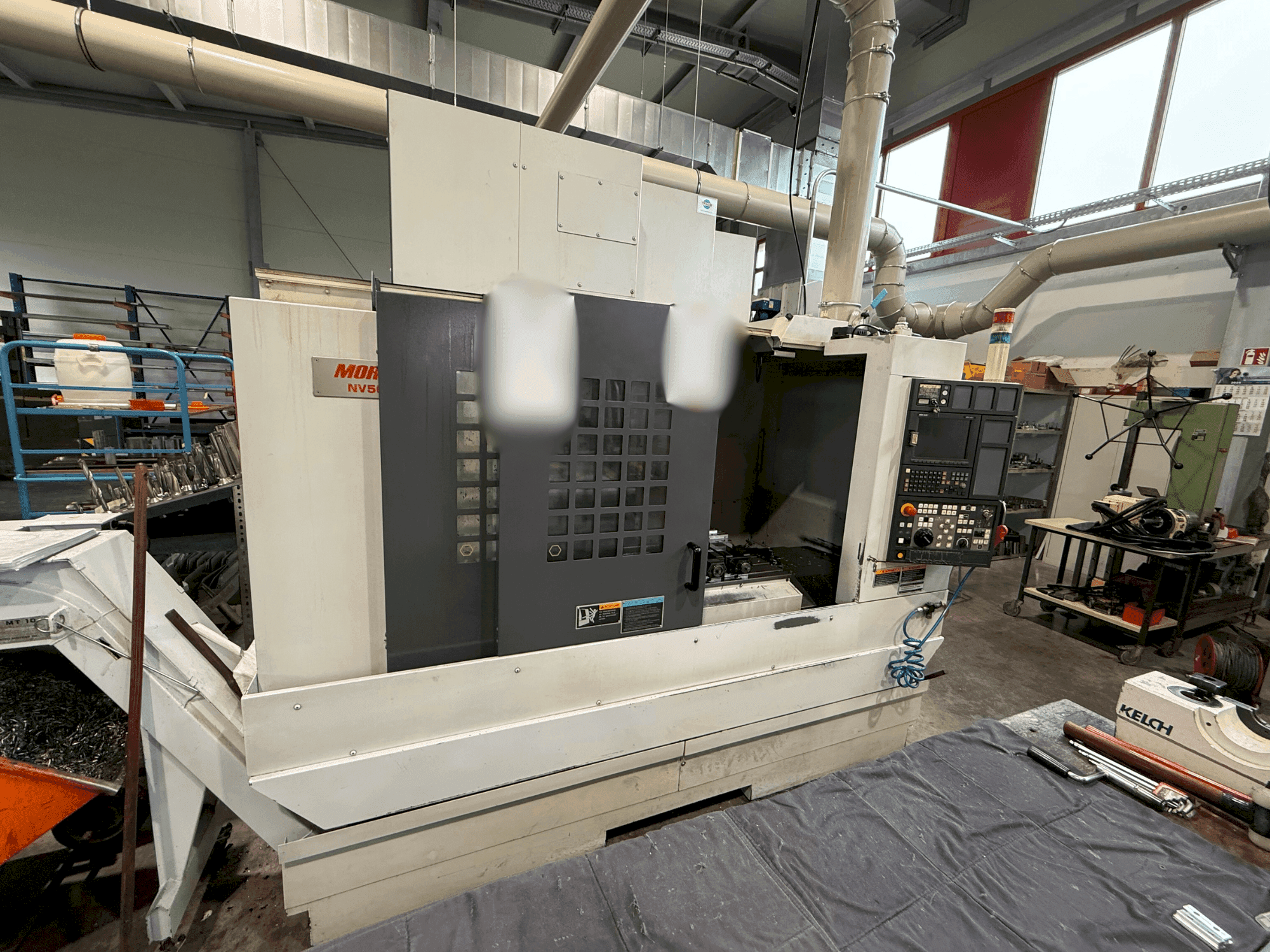 Vooraanzicht van MORI SEIKI NV 5000 a1 B/40 machine