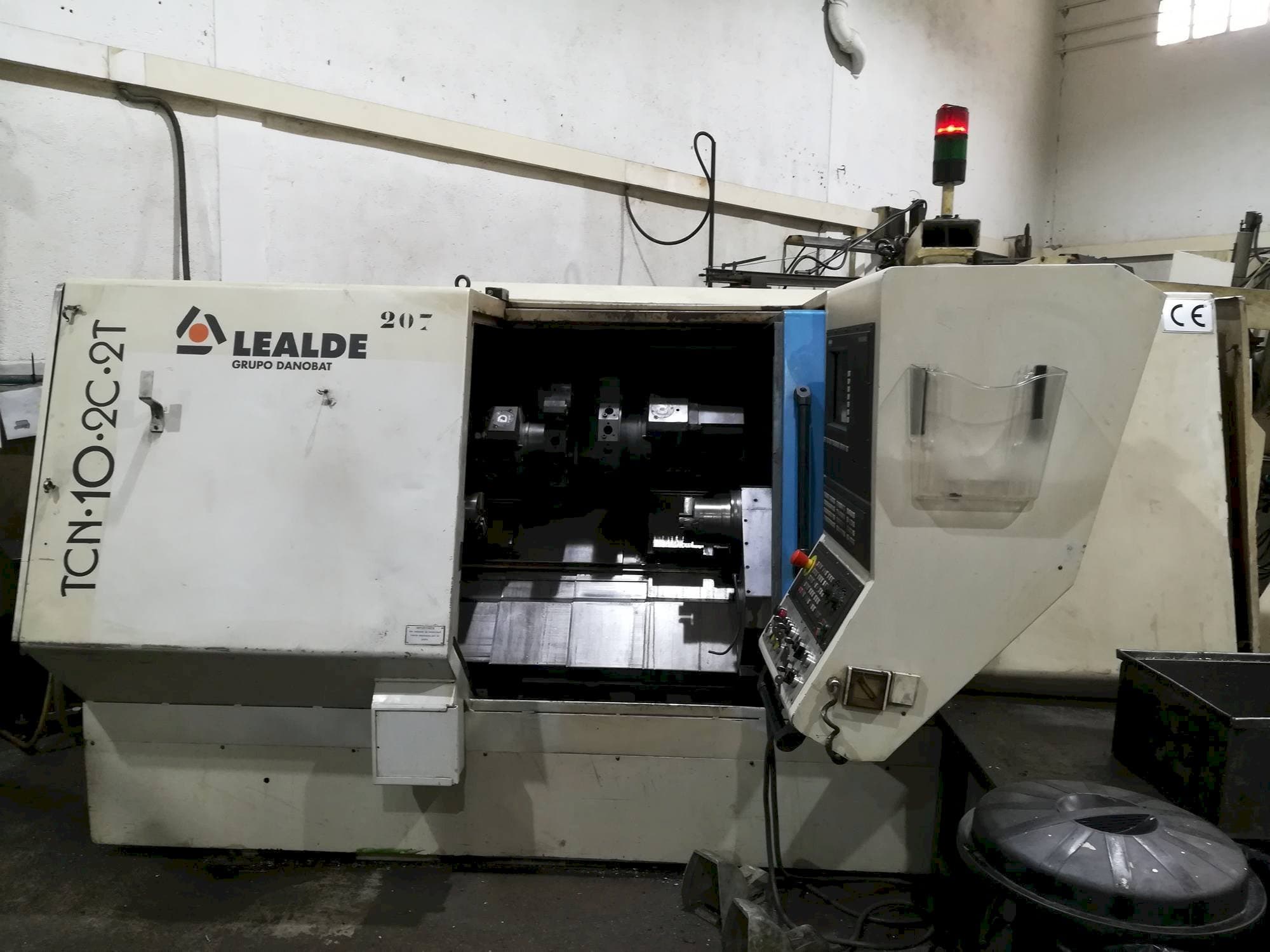 Vooraanzicht van Lealde TCN 10 2C 2T machine