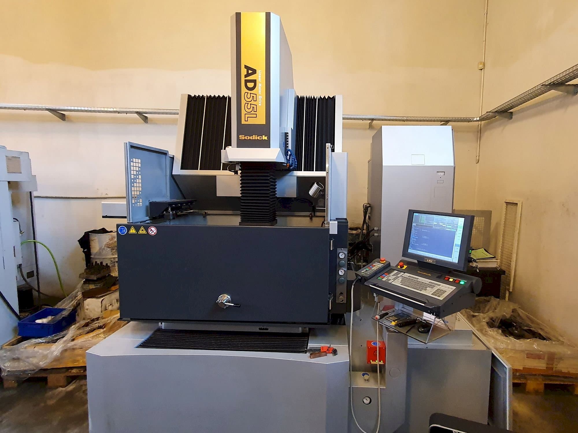 Vooraanzicht van Sodick AD55L machine