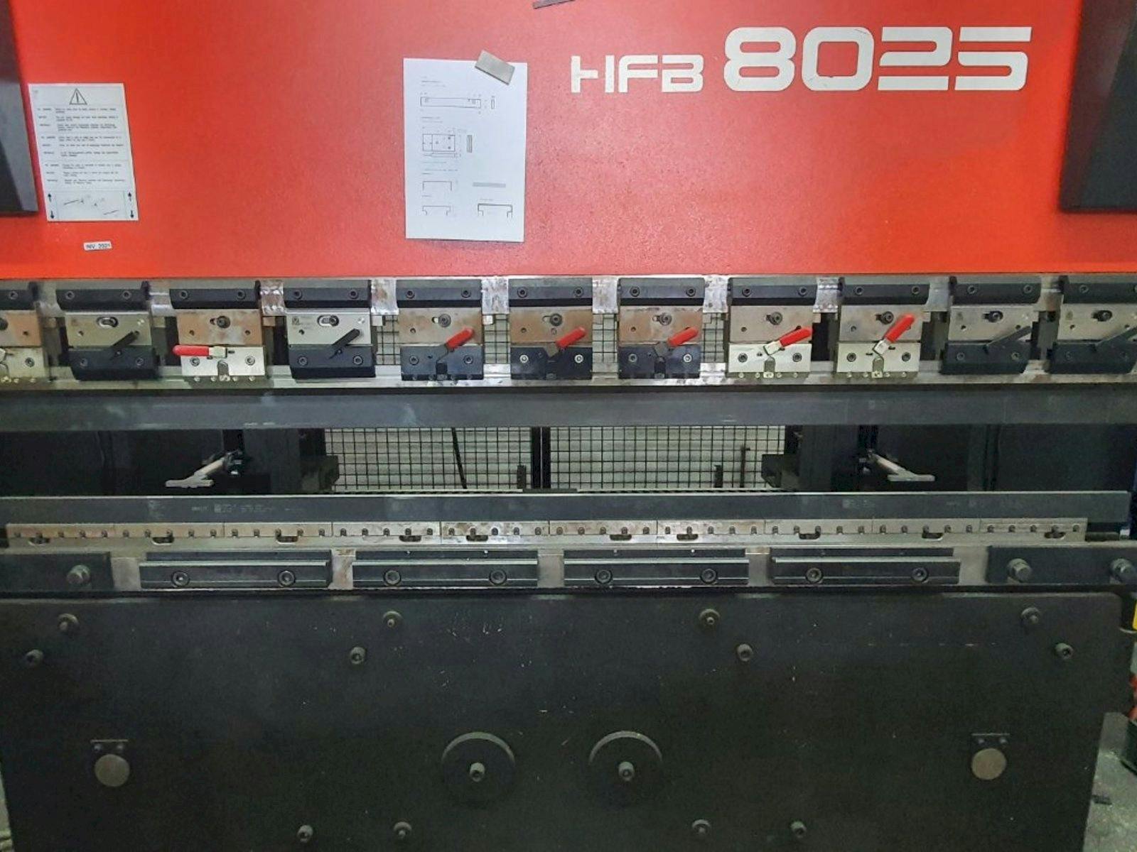 Vooraanzicht  van AMADA HFBO 80-25  machine
