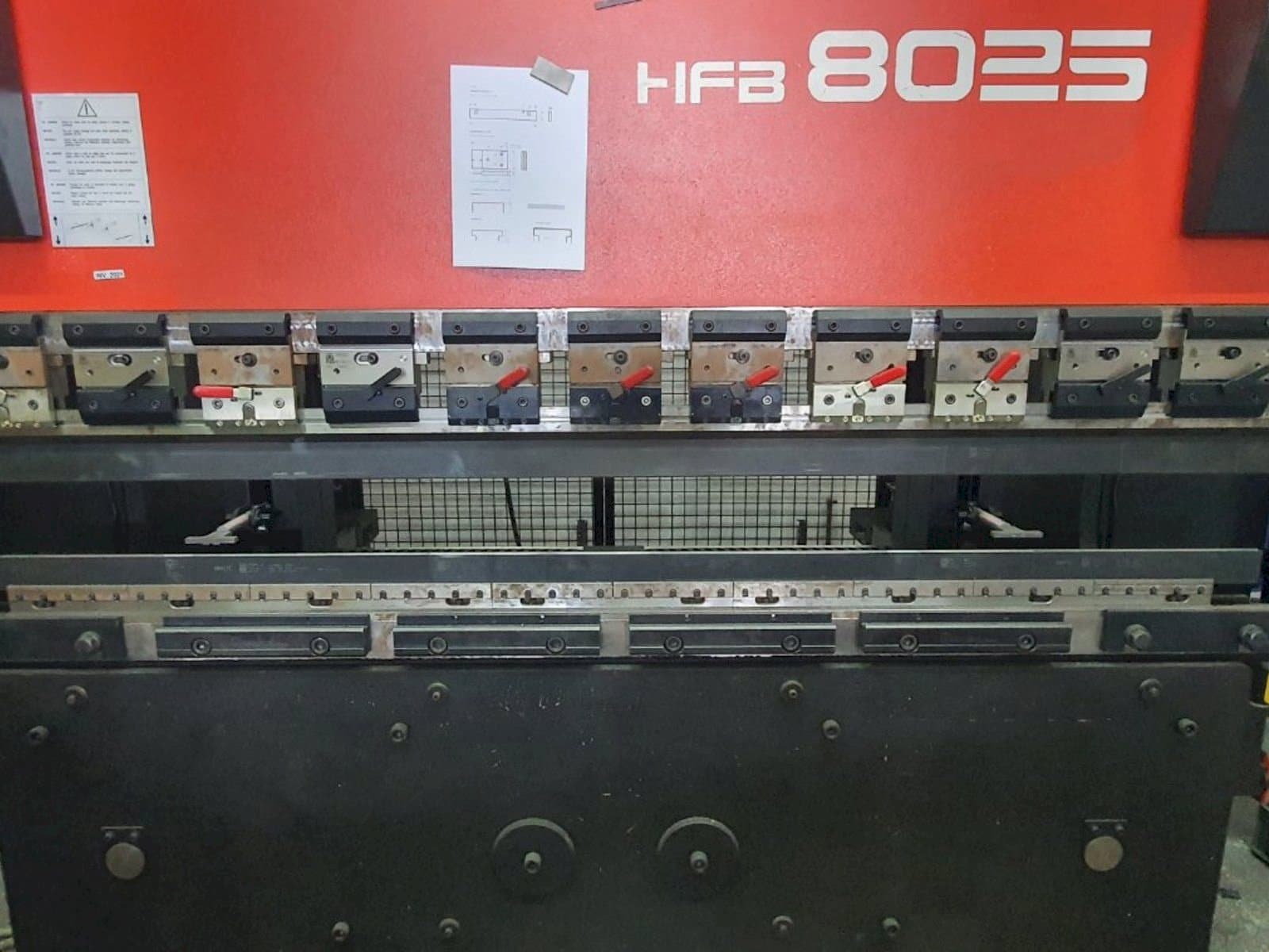 Vooraanzicht van AMADA HFBO 80-25 machine