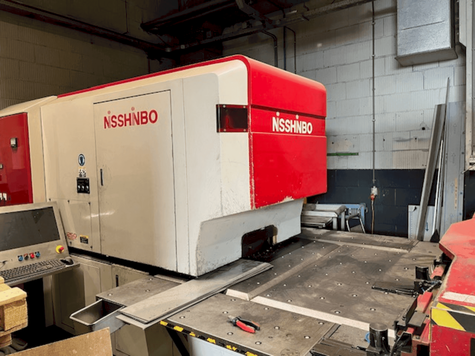 Vooraanzicht van Nisshinbo HIQ-1250 machine