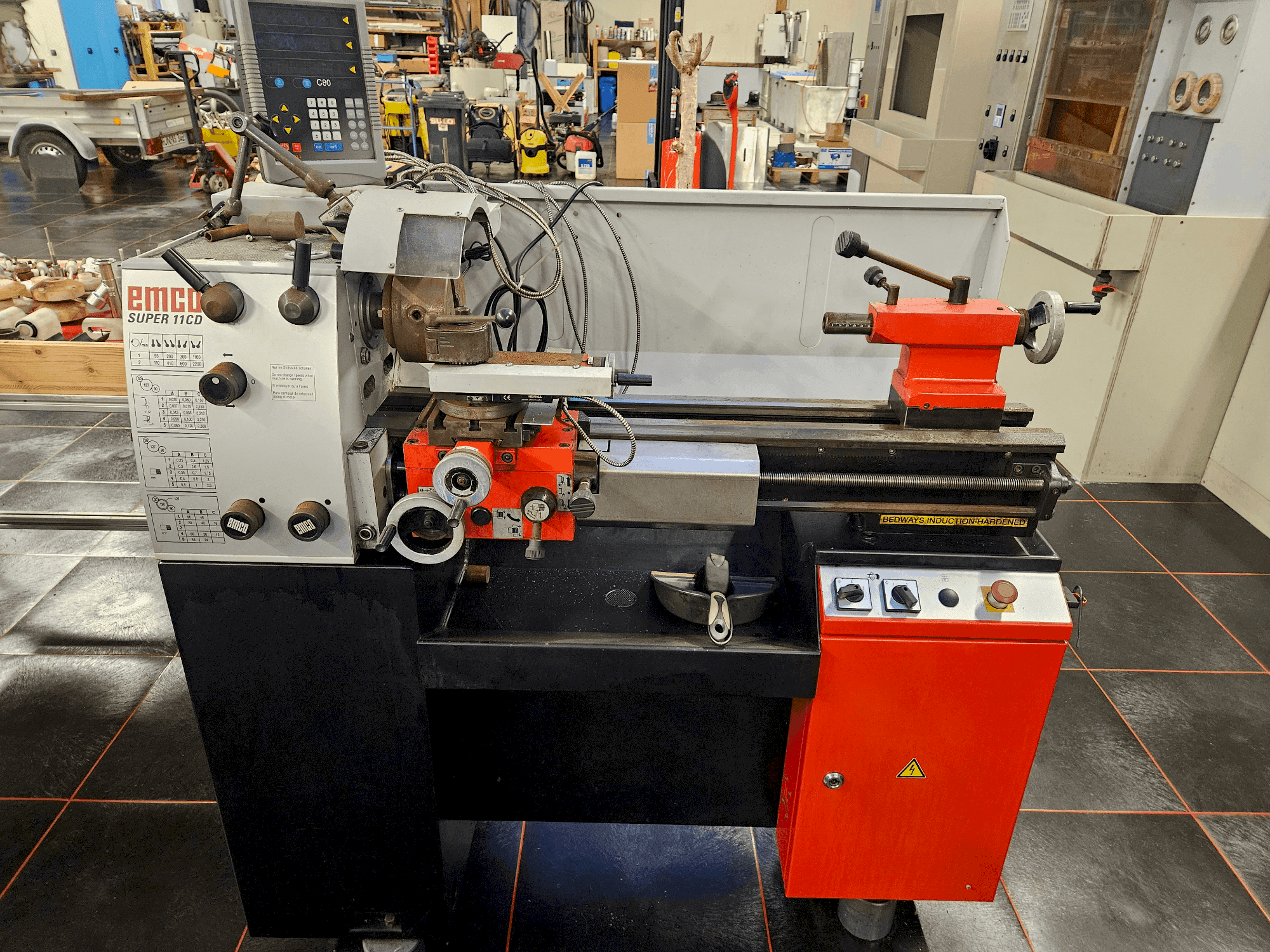 Vooraanzicht van EMCO SUPER11 CD machine