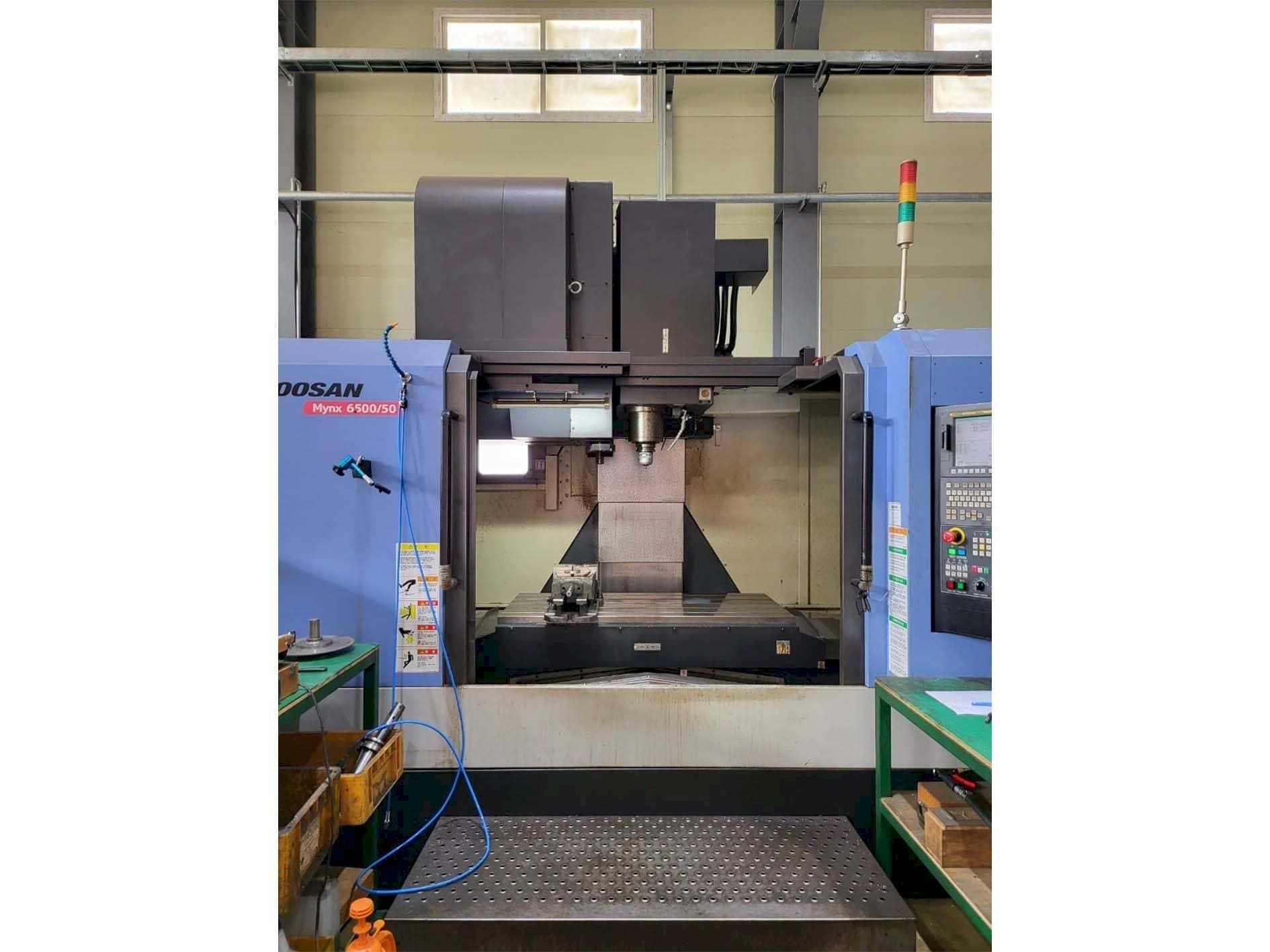 Vooraanzicht van Doosan MYNX 6500/50 machine