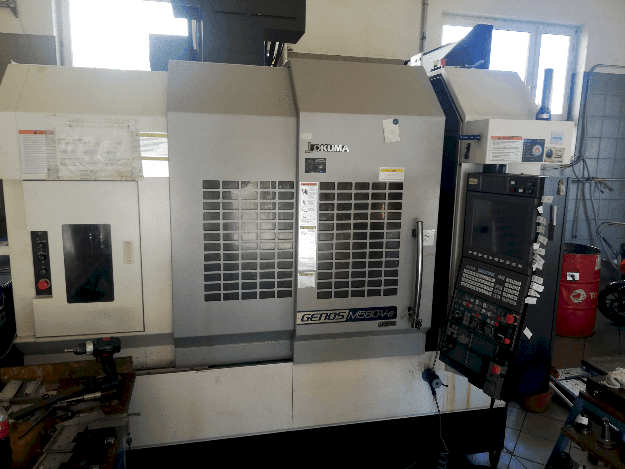 Vooraanzicht van Okuma GENOS M560V-e machine