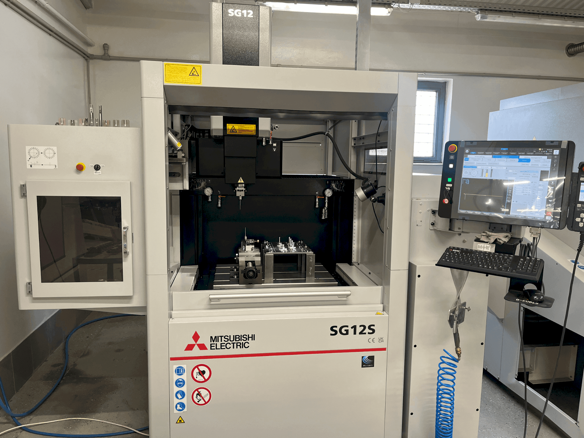 Vooraanzicht van Mitsubishi SG12S machine