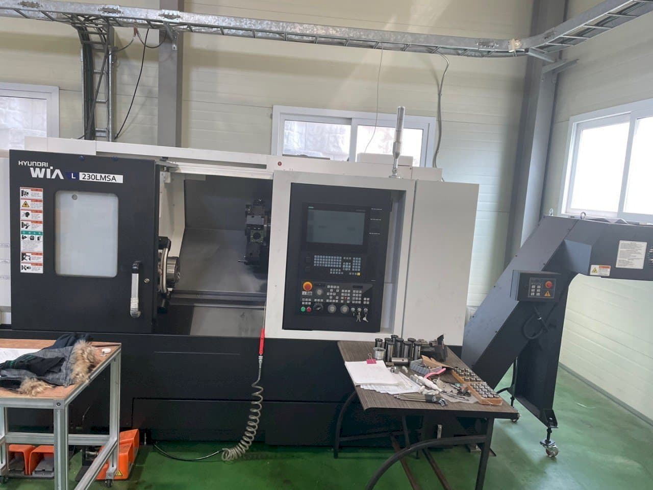 Vooraanzicht van Hyundai Wia L 230LMSA machine