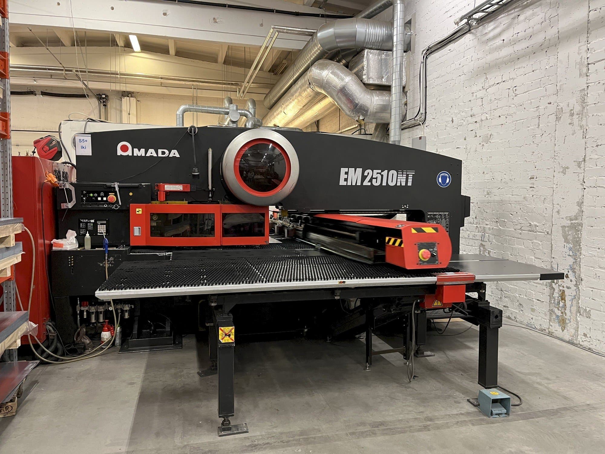 Vooraanzicht  van AMADA EM2510NT  machine