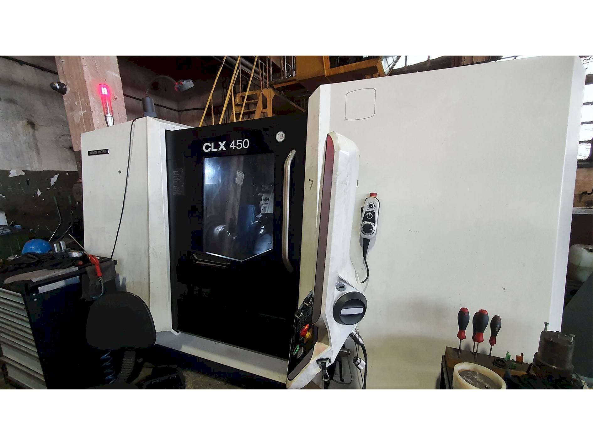 Vooraanzicht van DMG MORI CLX450 machine