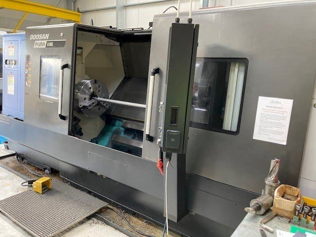 Vooraanzicht van Doosan Puma 5100LB machine