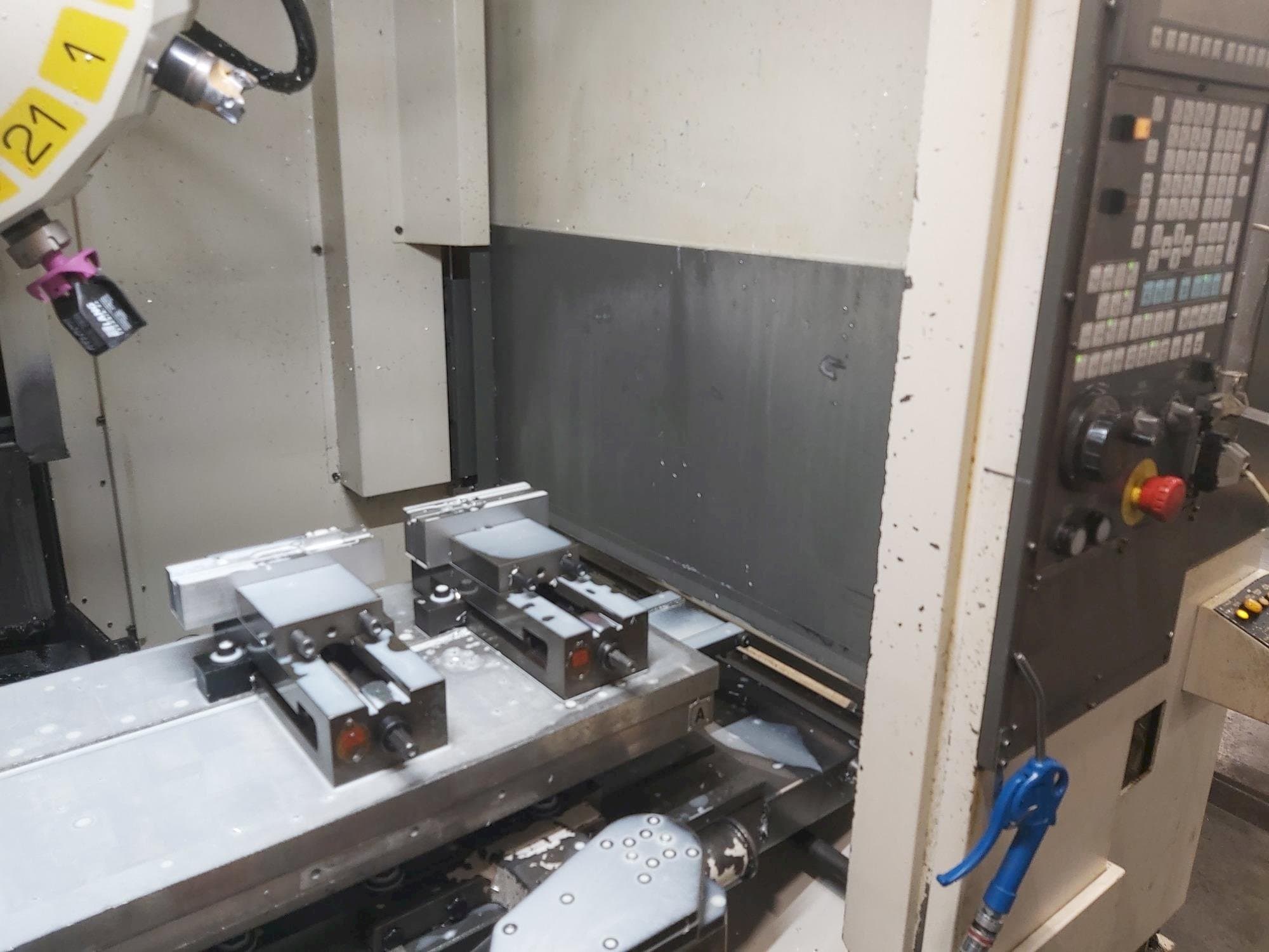 Vooraanzicht van FANUC Robodrill Alpha T21iE machine