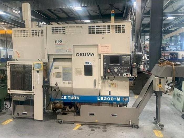 Vooraanzicht van Okuma LB 200M machine