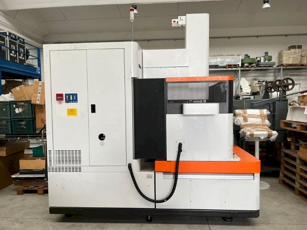 Vooraanzicht van AgieCharmilles FORM 30 machine