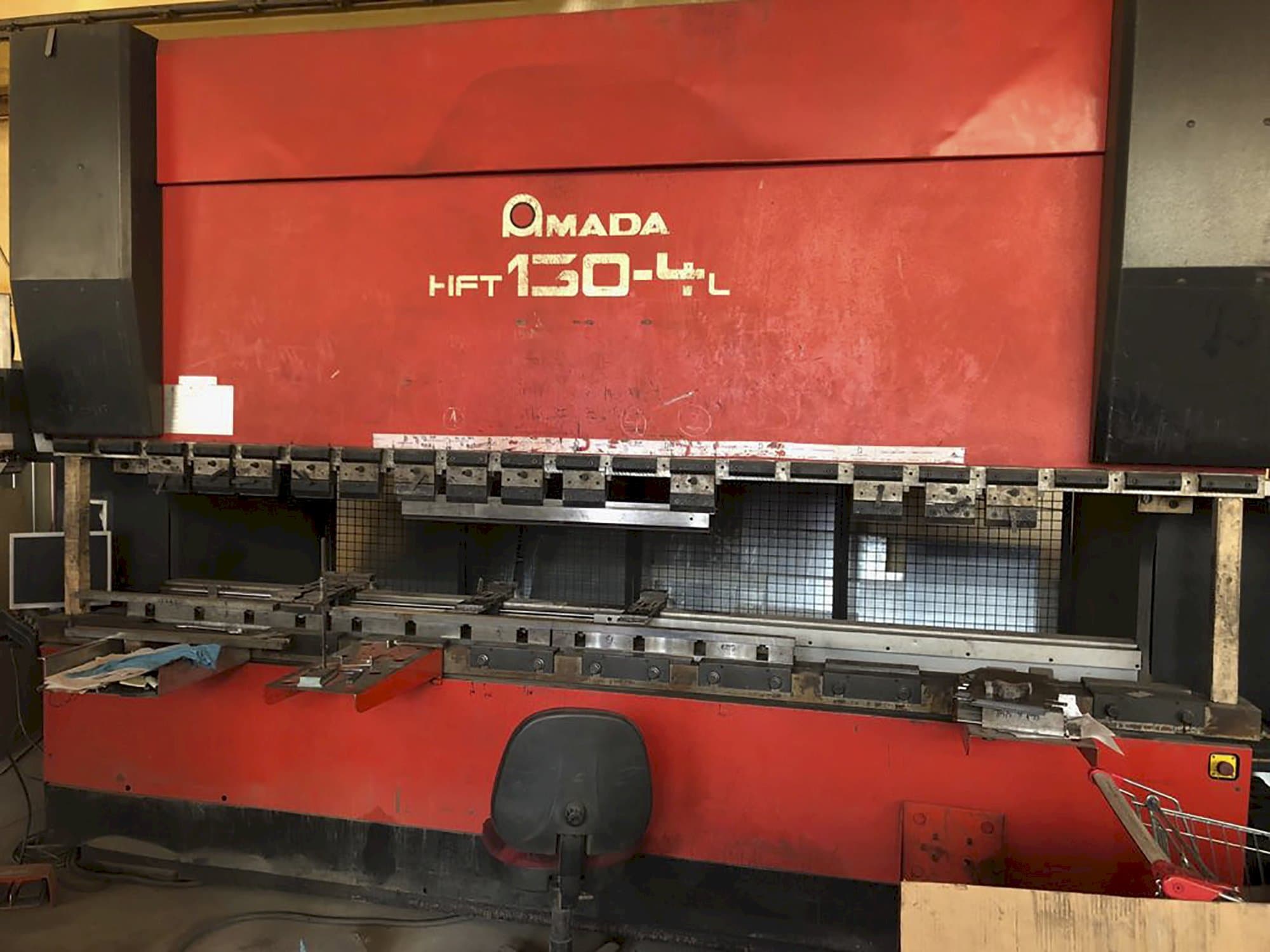Vooraanzicht van AMADA HFT 130-4 L machine