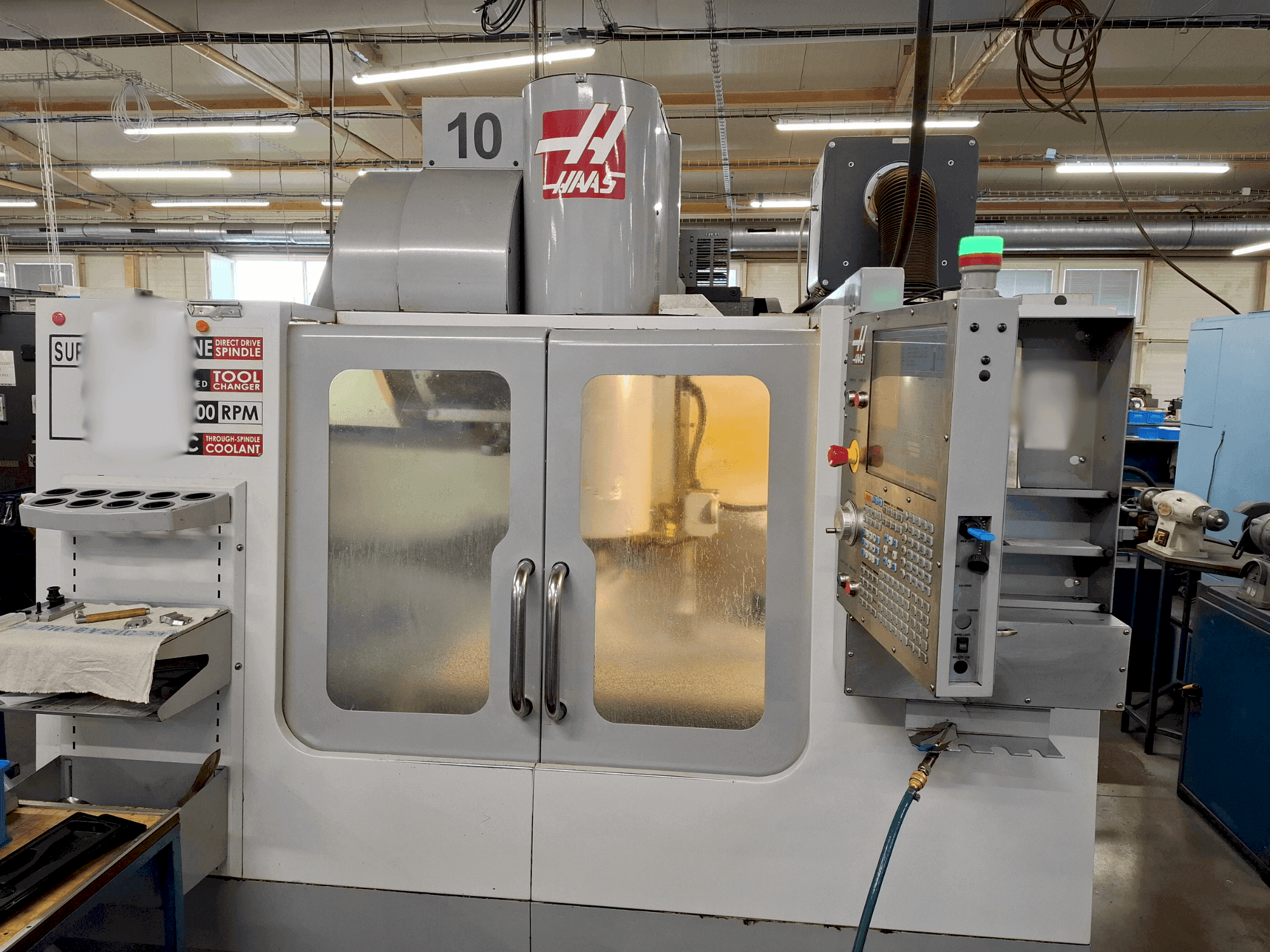 Vooraanzicht van HAAS VF-2SSHE machine