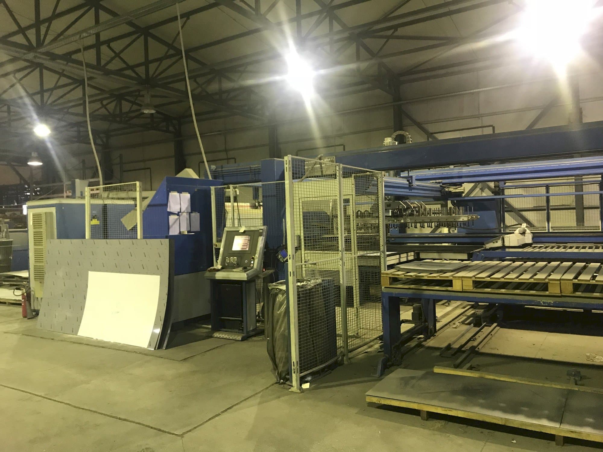 Vooraanzicht van Finn-Power LP6 machine