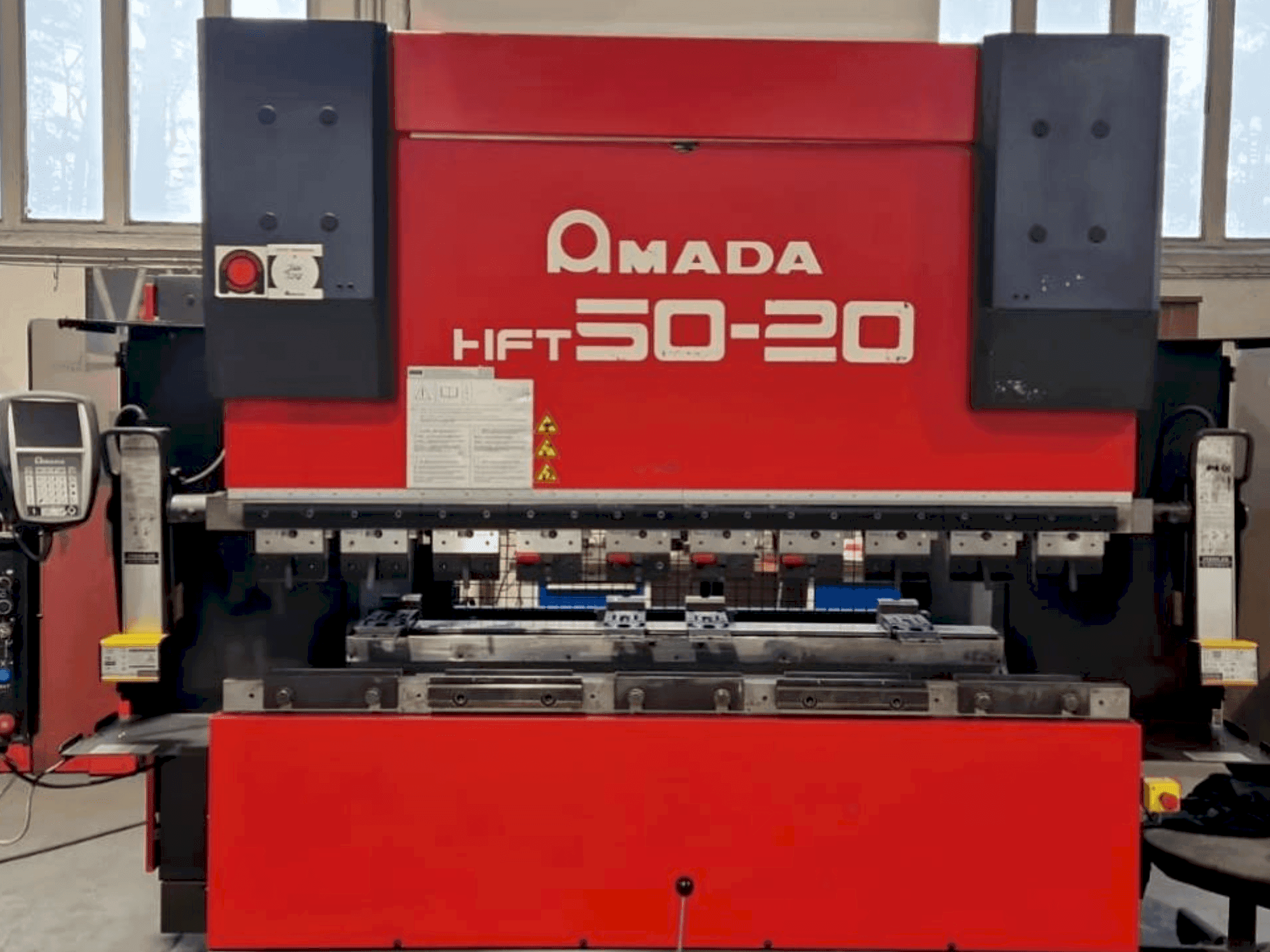 Vooraanzicht van AMADA HFT 50-20 machine
