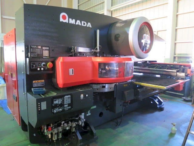 Vooraanzicht van AMADA EMK 345NT machine