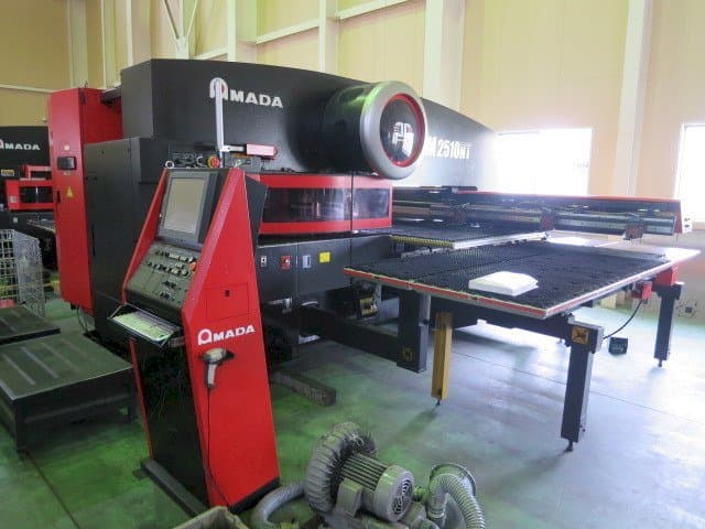 Vooraanzicht van AMADA EM 2510NT machine