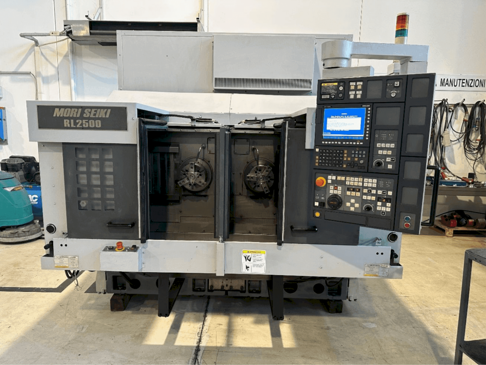 Vooraanzicht van MORI SEIKI machine