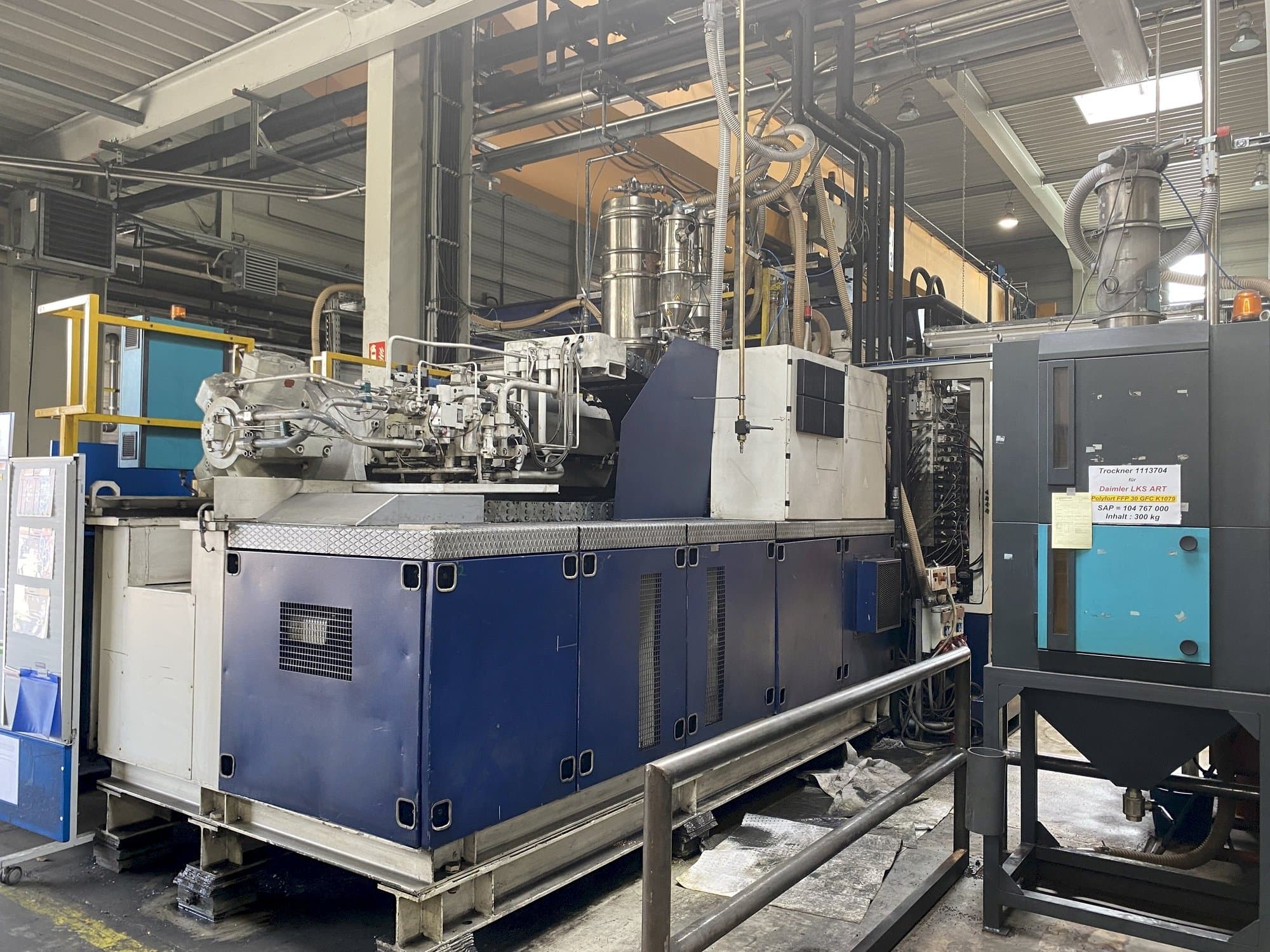 Vooraanzicht van Krauss Maffei 1600-8000 MC machine