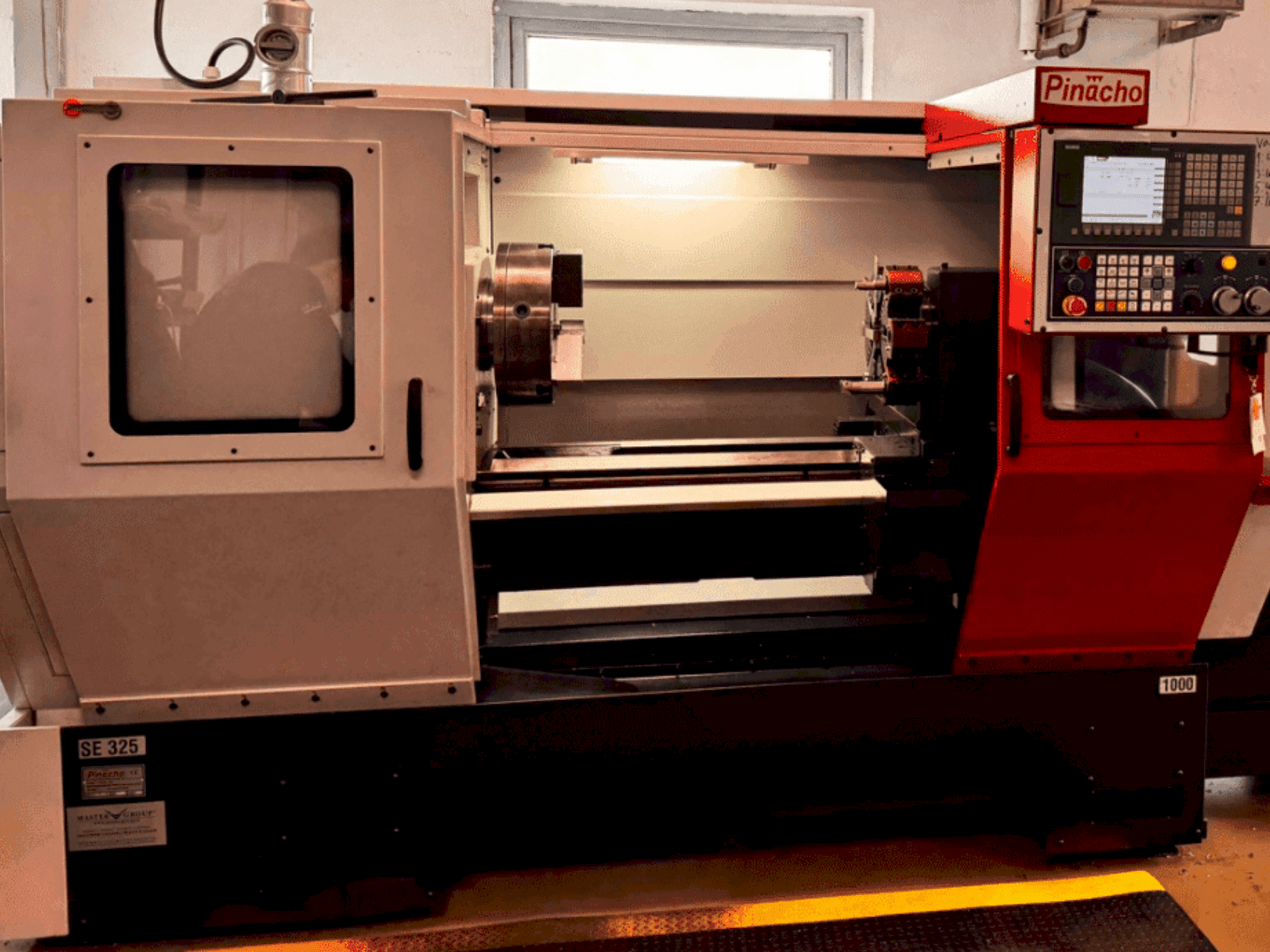 Vooraanzicht van Pinacho SE325 machine