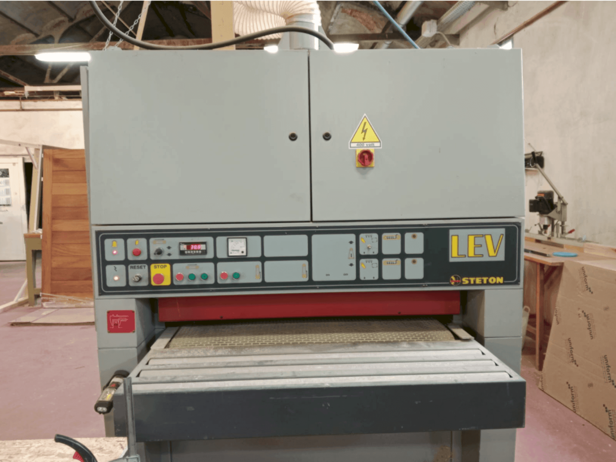 Vooraanzicht van STETON LEV2RR machine