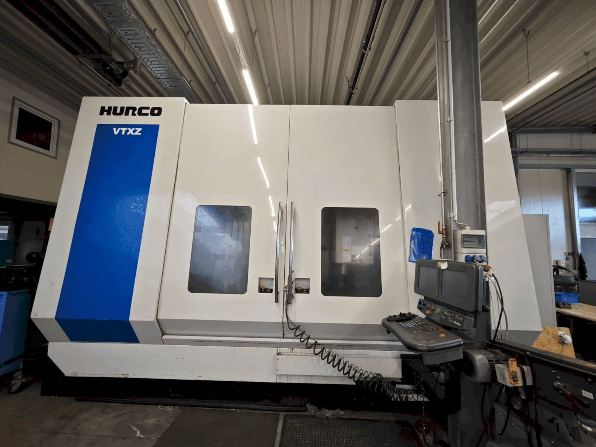 Vooraanzicht van Hurco VTXZ machine