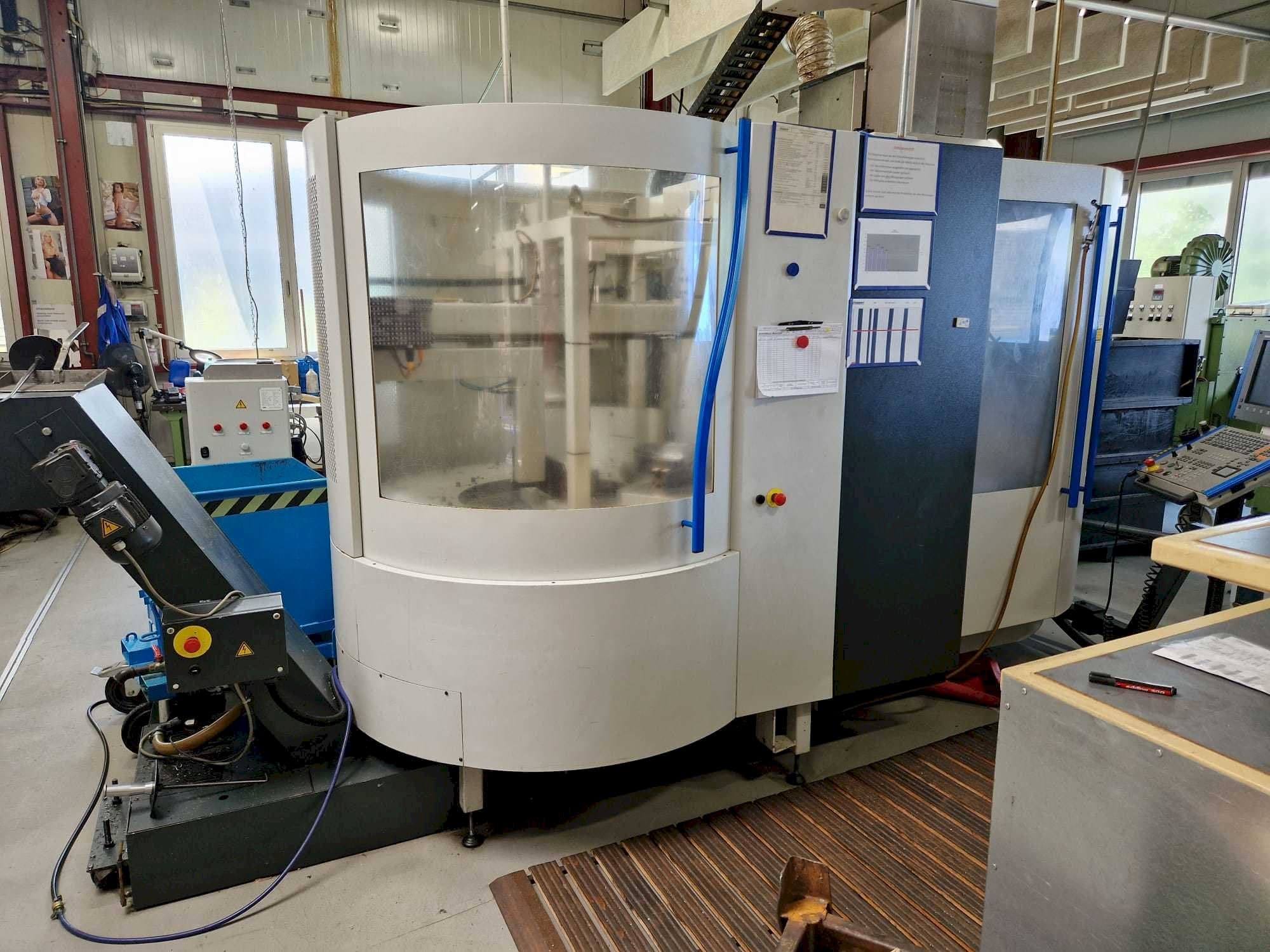 Vooraanzicht van MIKRON UCP600 Vario machine