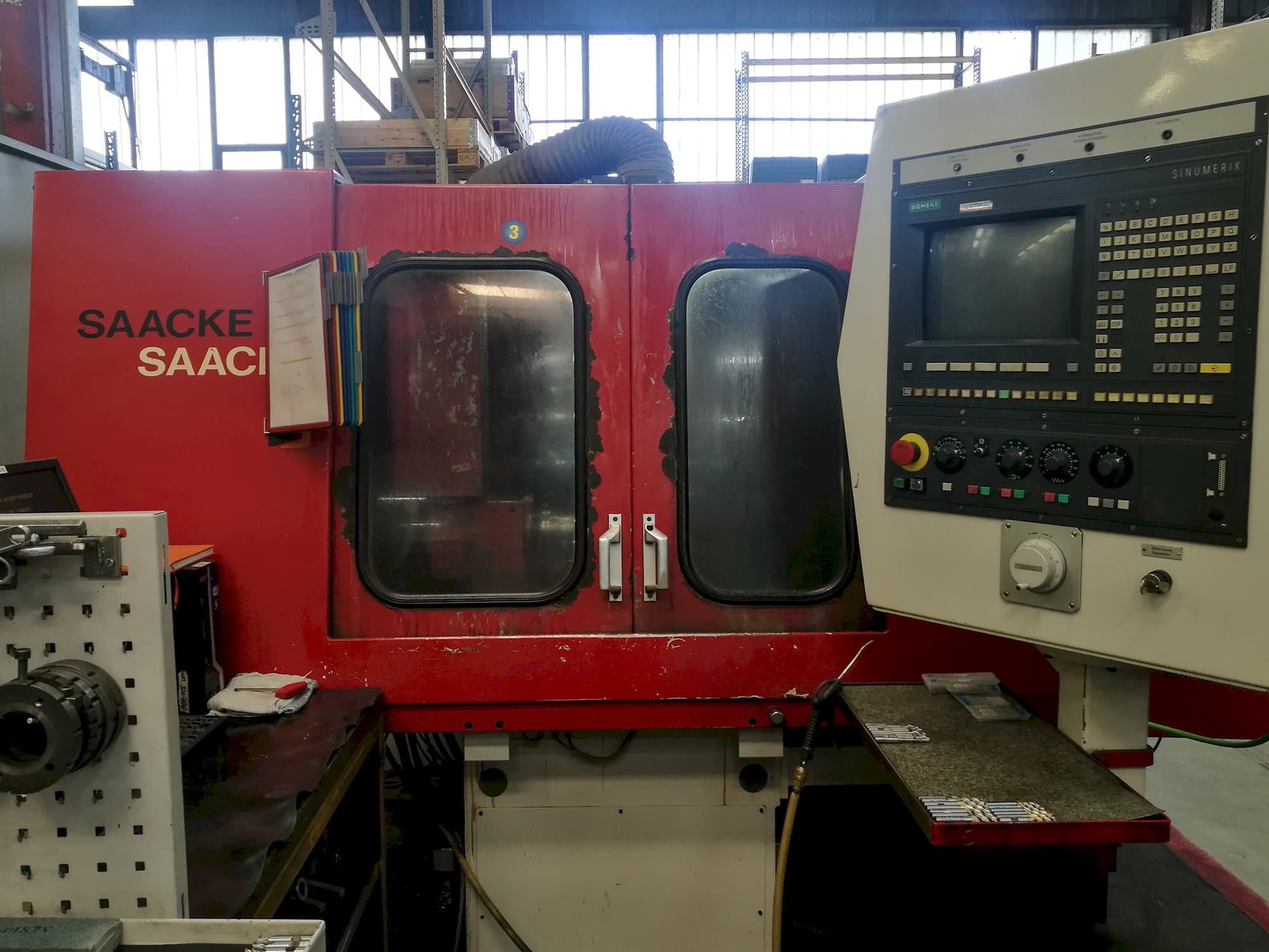 Vooraanzicht van SAACKE UWII CNC machine
