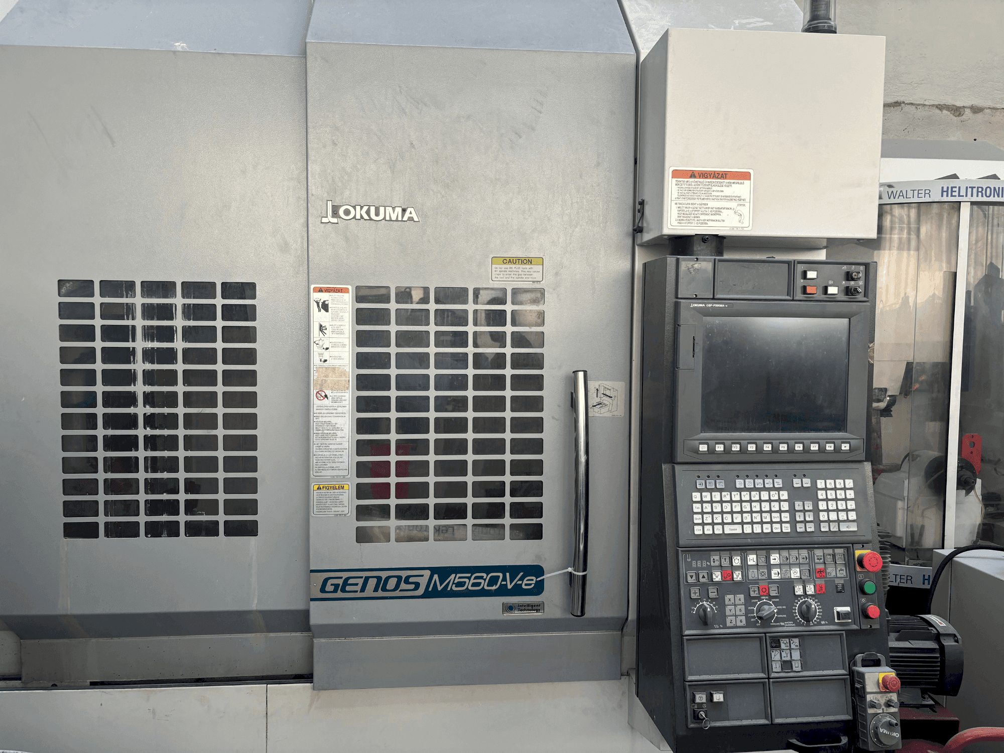 Vooraanzicht van Okuma Genos M56-V-e machine