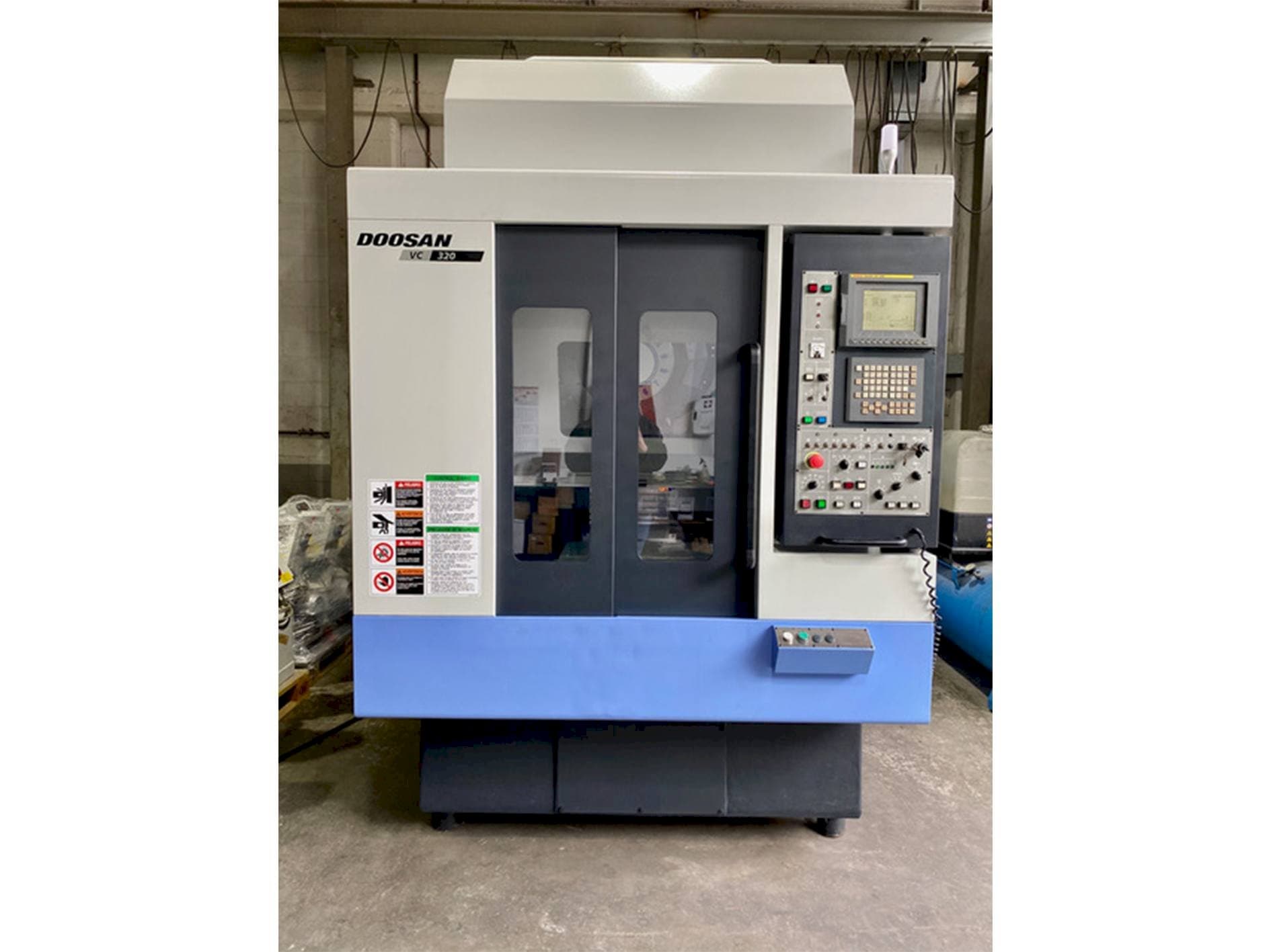 Vooraanzicht van Doosan VC 320 machine