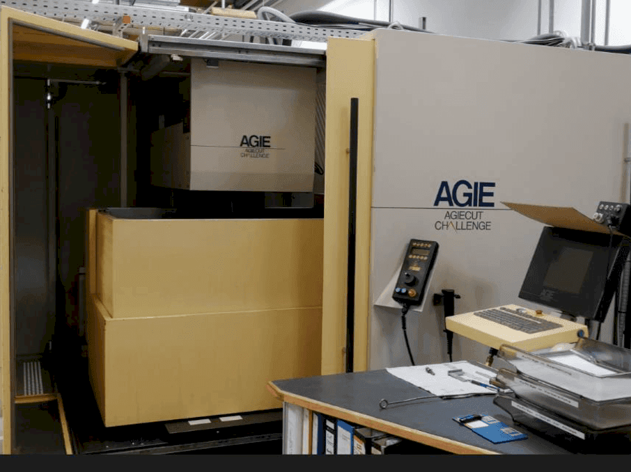 Vooraanzicht van AGIE AGIECUT CHALLENGE 3 machine
