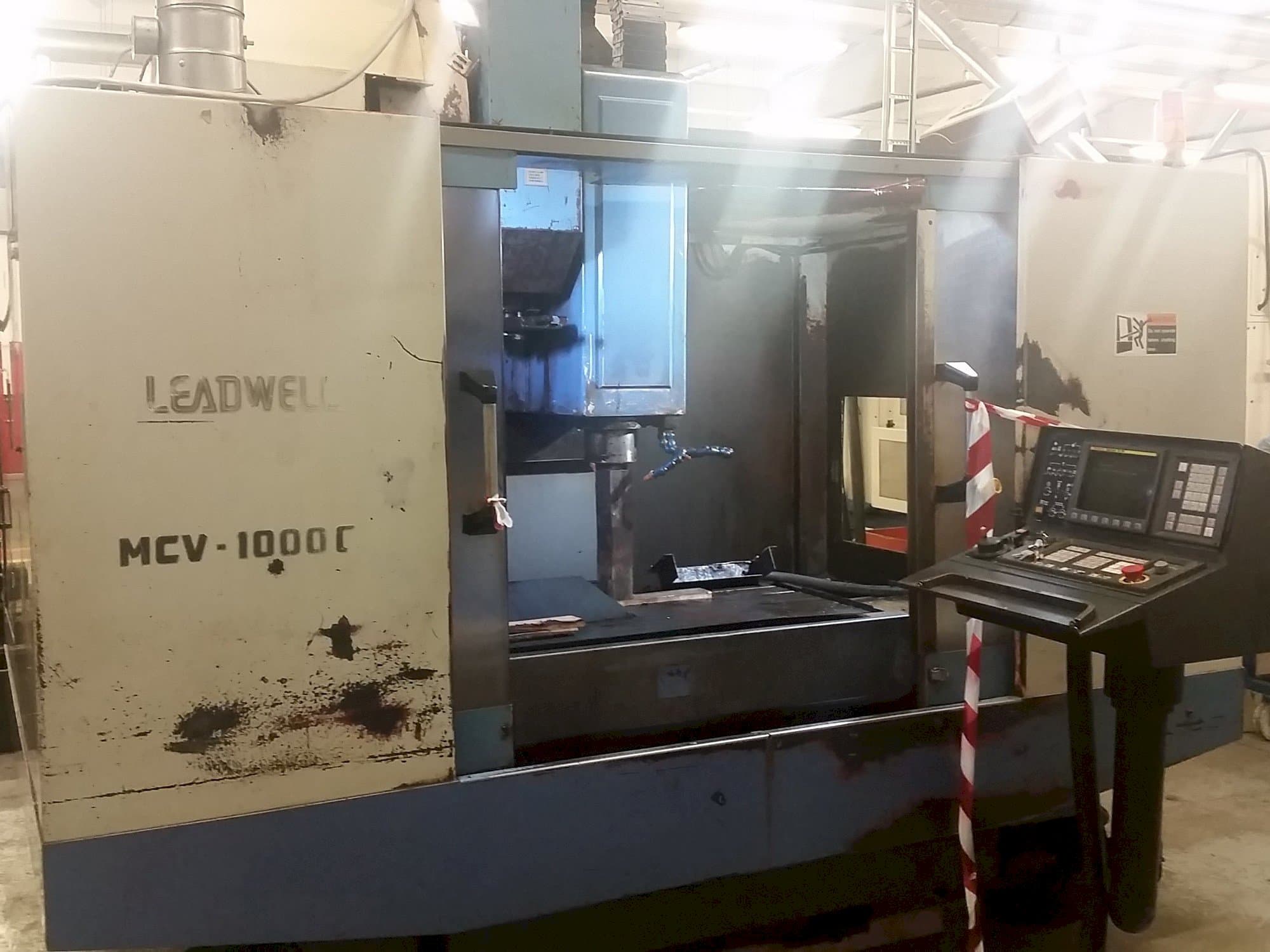 Vooraanzicht van Leadwell MCV-1000CR machine