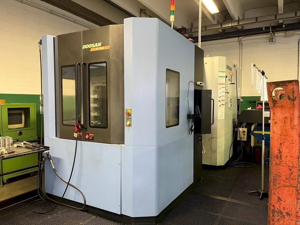 Linkerzijdeaanzicht van Doosan HP5100 machine