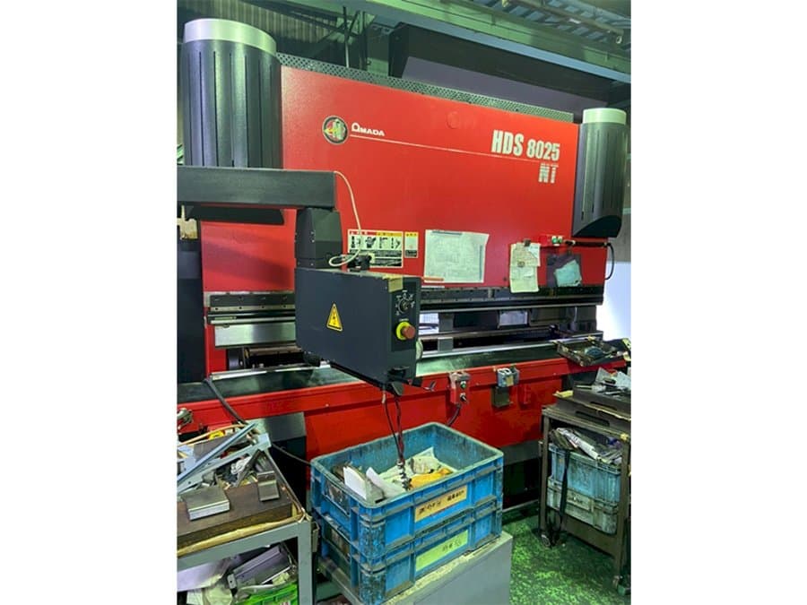 Linkerzijdeaanzicht van AMADA HDS 8025 NT machine