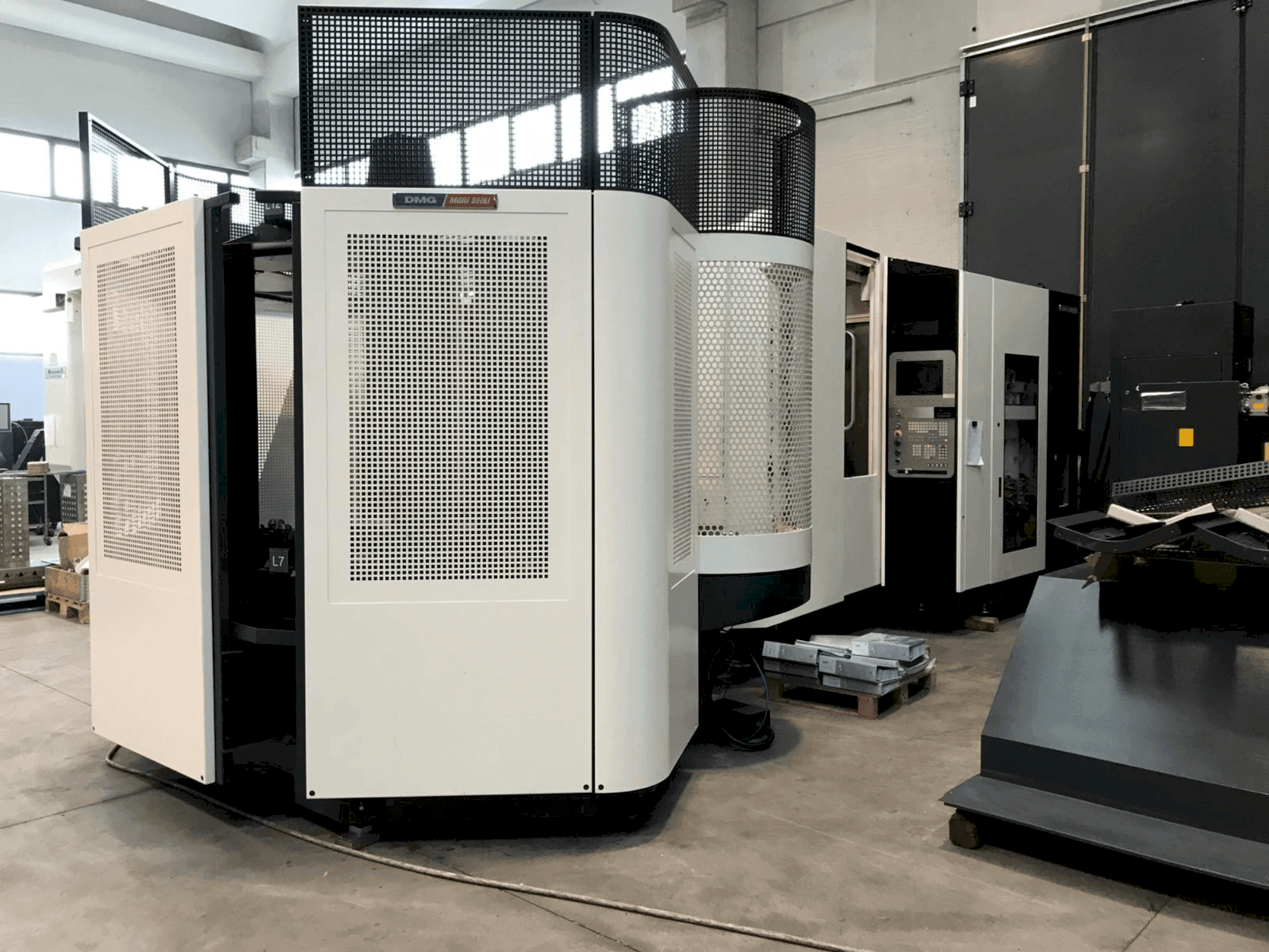 Vooraanzicht  van DMG DECKEL MAHO DMC 60H Linear  machine