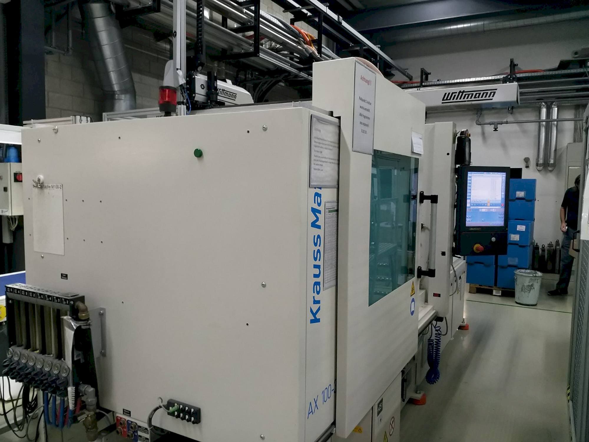 Vooraanzicht van Krauss Maffei 100-380 AX machine