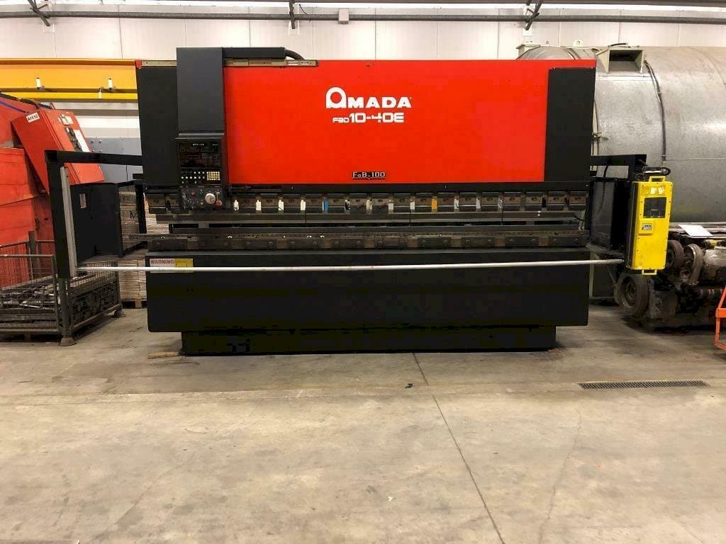 Vooraanzicht van AMADA 10-40E machine