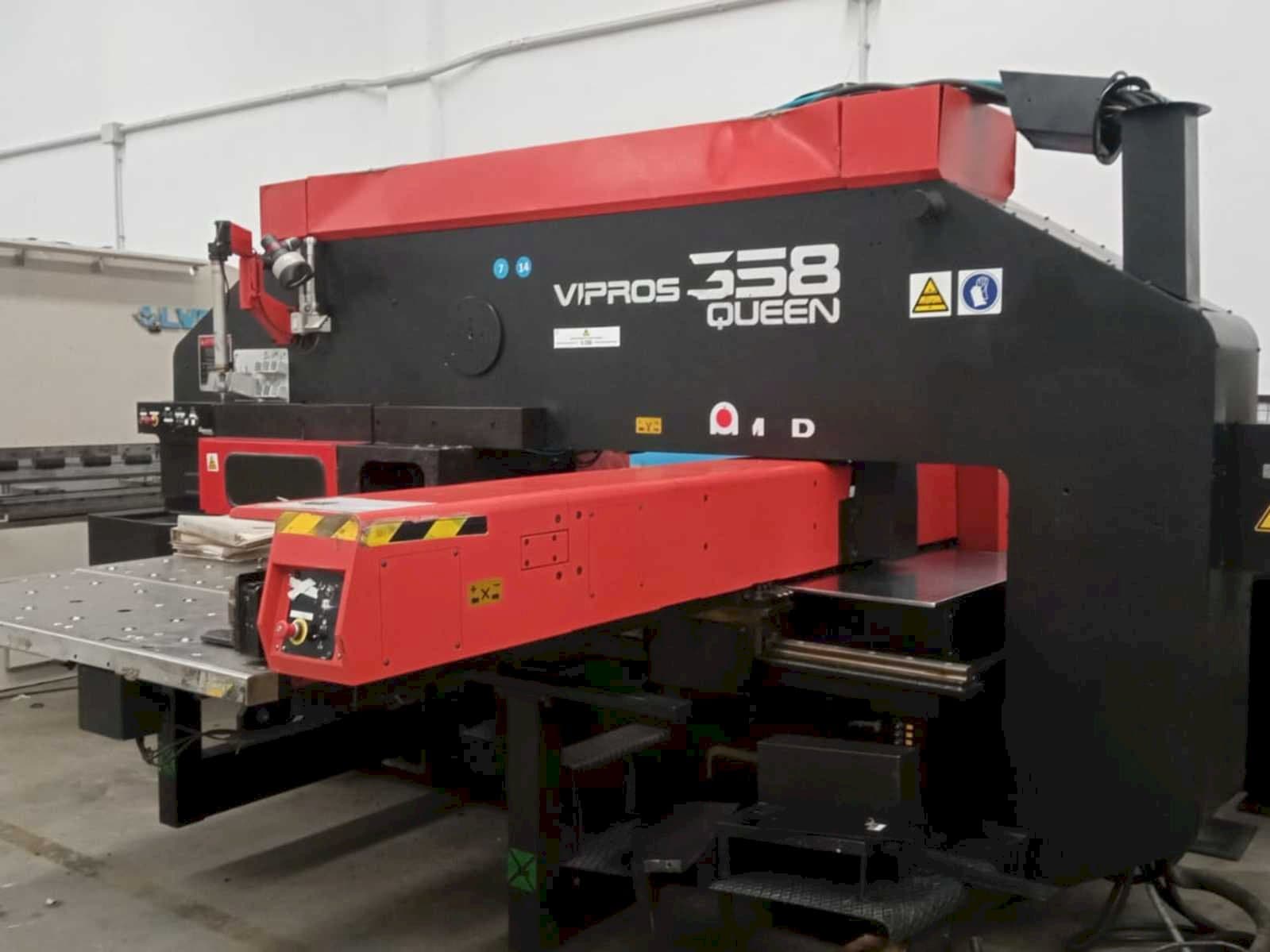 Vooraanzicht van AMADA Vipros 358 Queen machine