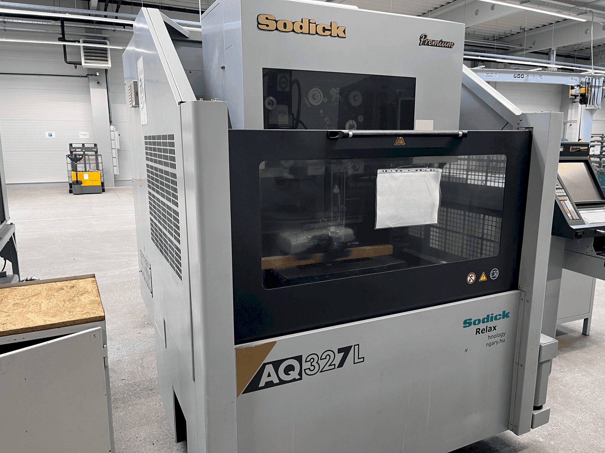 Vooraanzicht van Sodick AQ327L machine