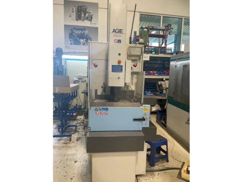 Vooraanzicht  van AGIE Agietron Compact 1  machine