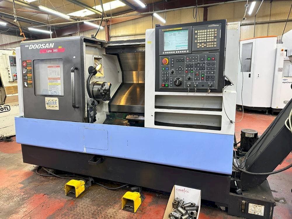 Vooraanzicht van Doosan Lynx 300 machine