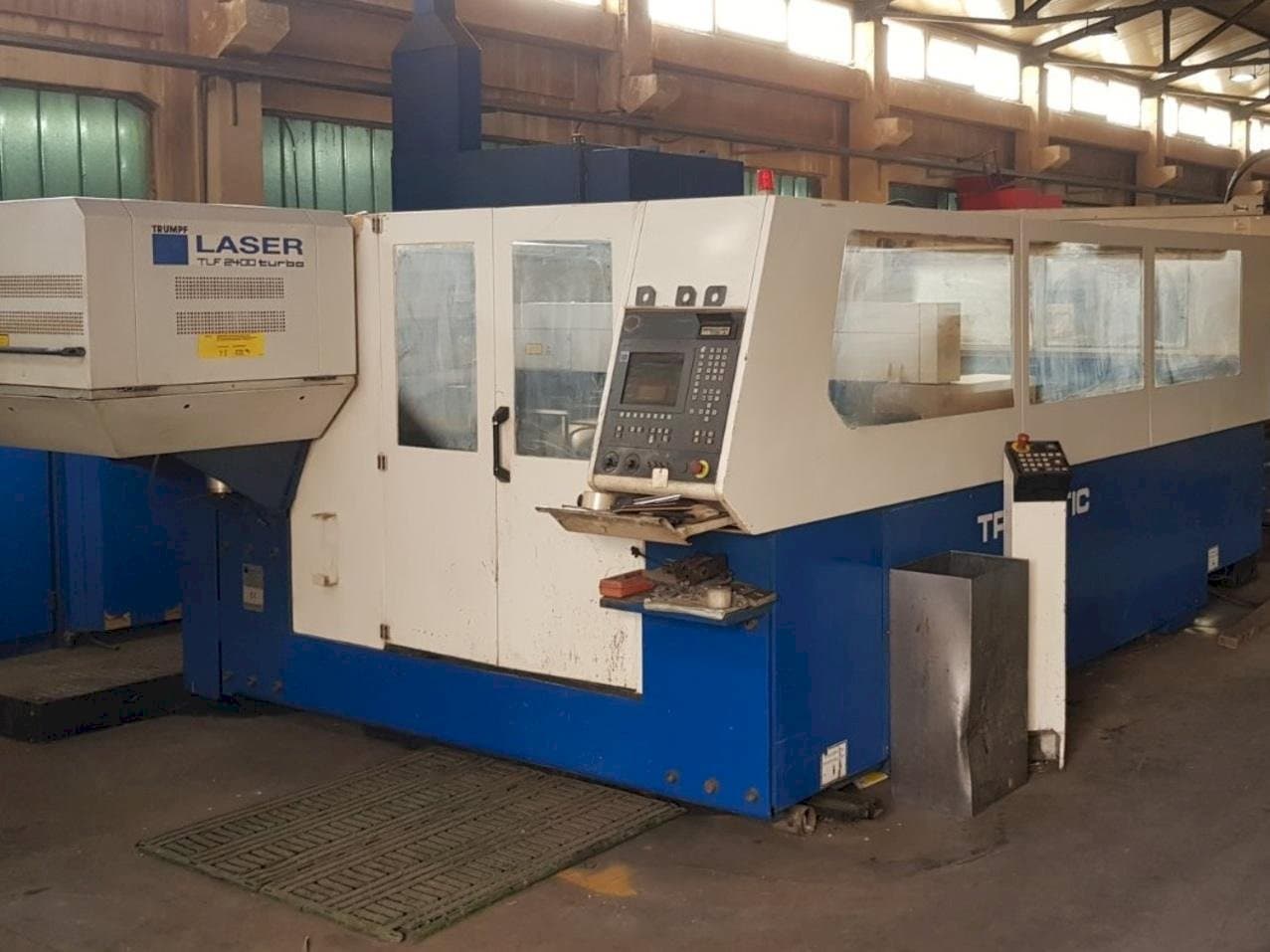 Vooraanzicht van Trumpf Trumatic L3030 machine