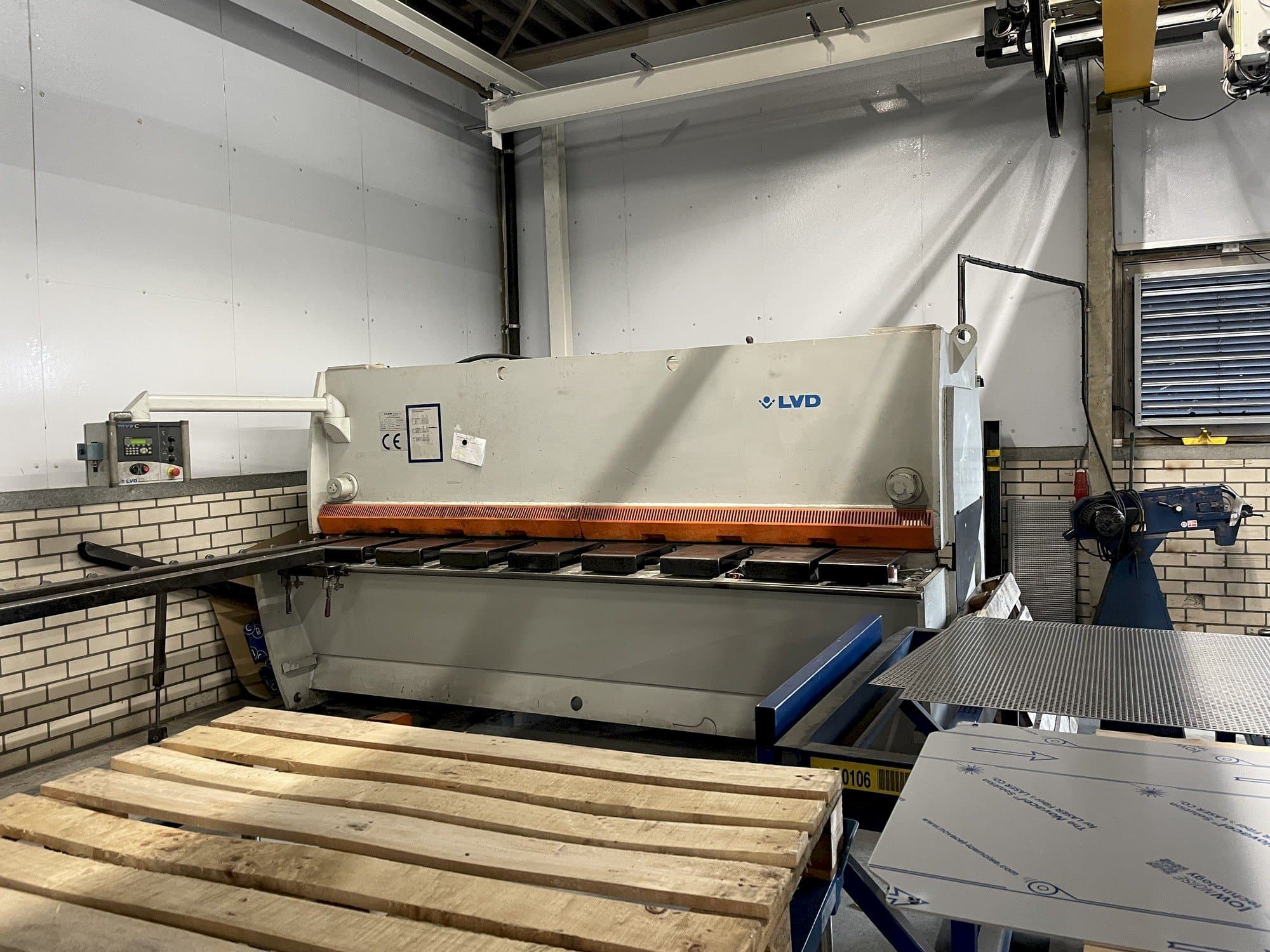 Vooraanzicht van LVD MVSC 06/31 machine