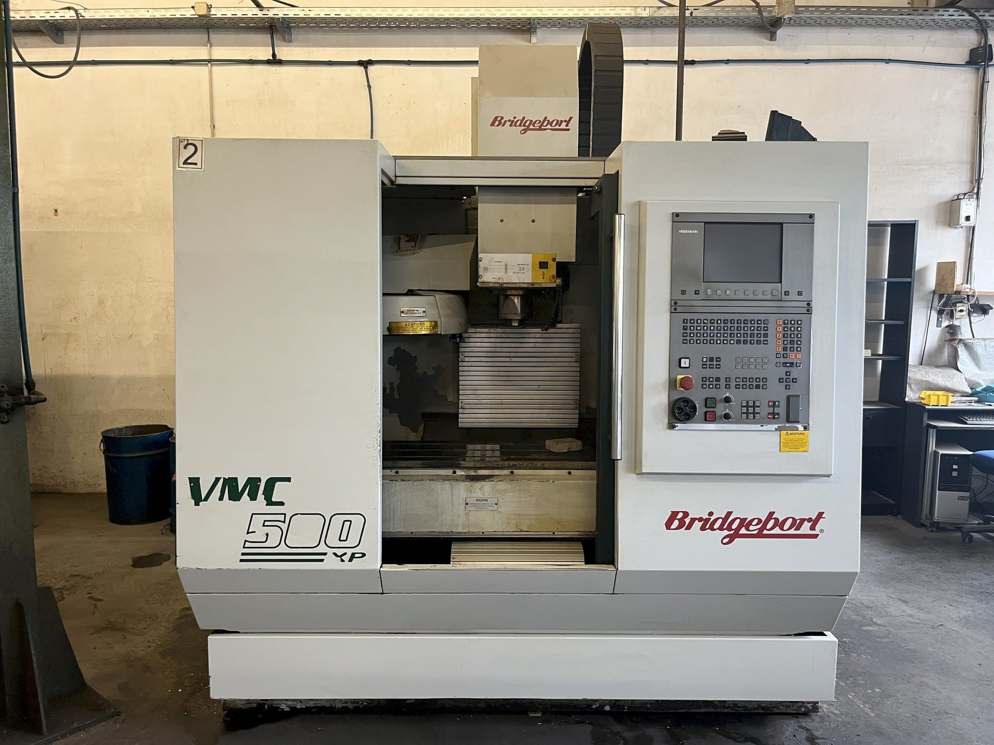 Vooraanzicht van Bridgeport VMC500XP machine