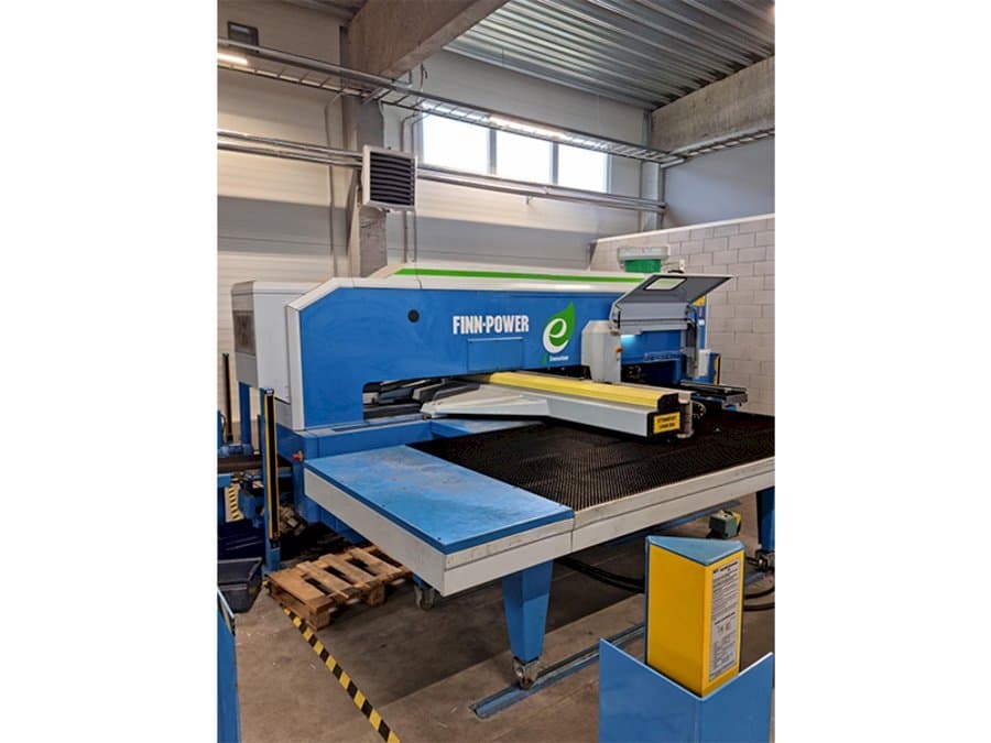 Vooraanzicht van Finn-Power E5 machine