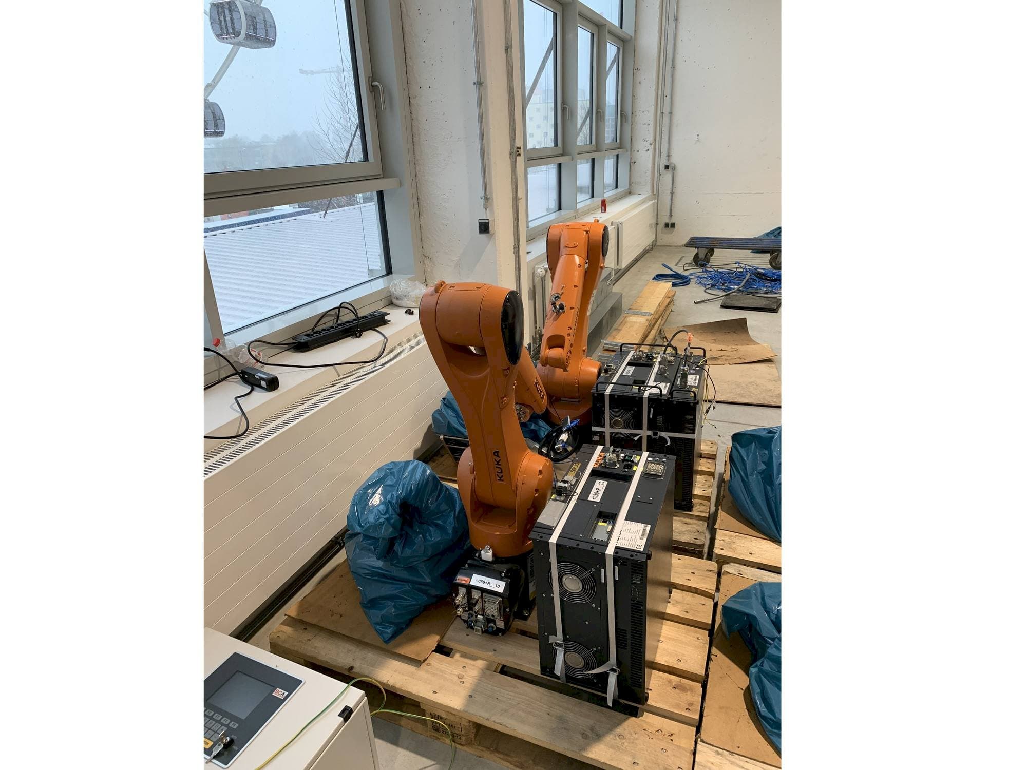 Vooraanzicht van KUKA KR10 R1100 machine